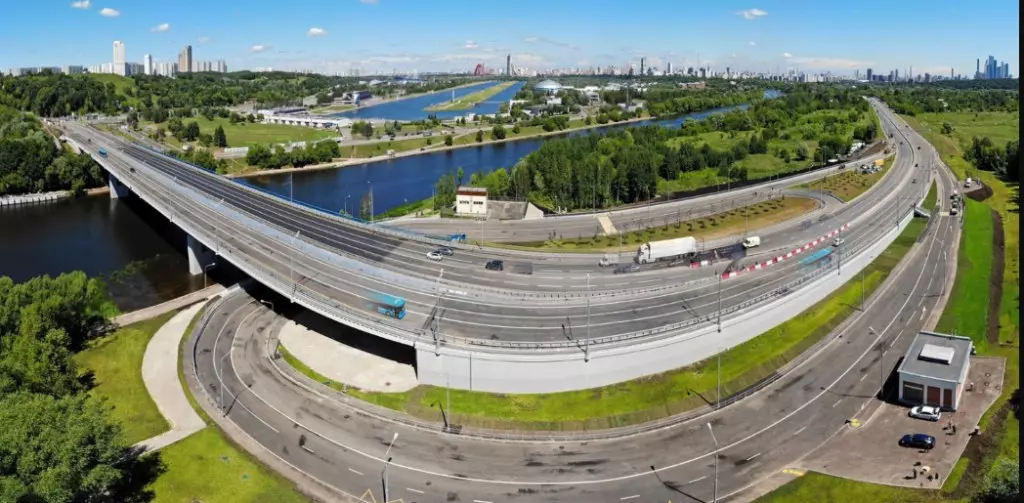 Дороги, мосты и эстакады тоже относят к объектам капитального строительства. Фото: www.mos.ru