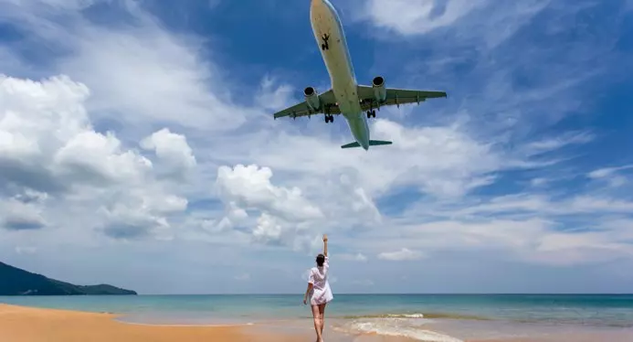 Пляж Май Кхао и заходящий на посадку самолёт