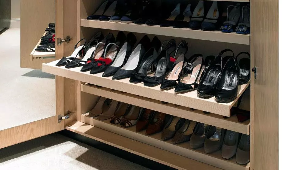  В шкафу можно сделать специальные выдвижные полки для обуви. Фото: olivamebel.ru