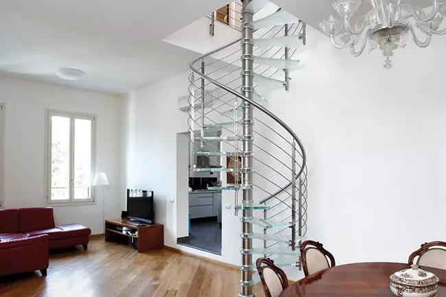 Преимущество винтовой лестницы в том, что она не занимает много места. Фото: stairbox.ru