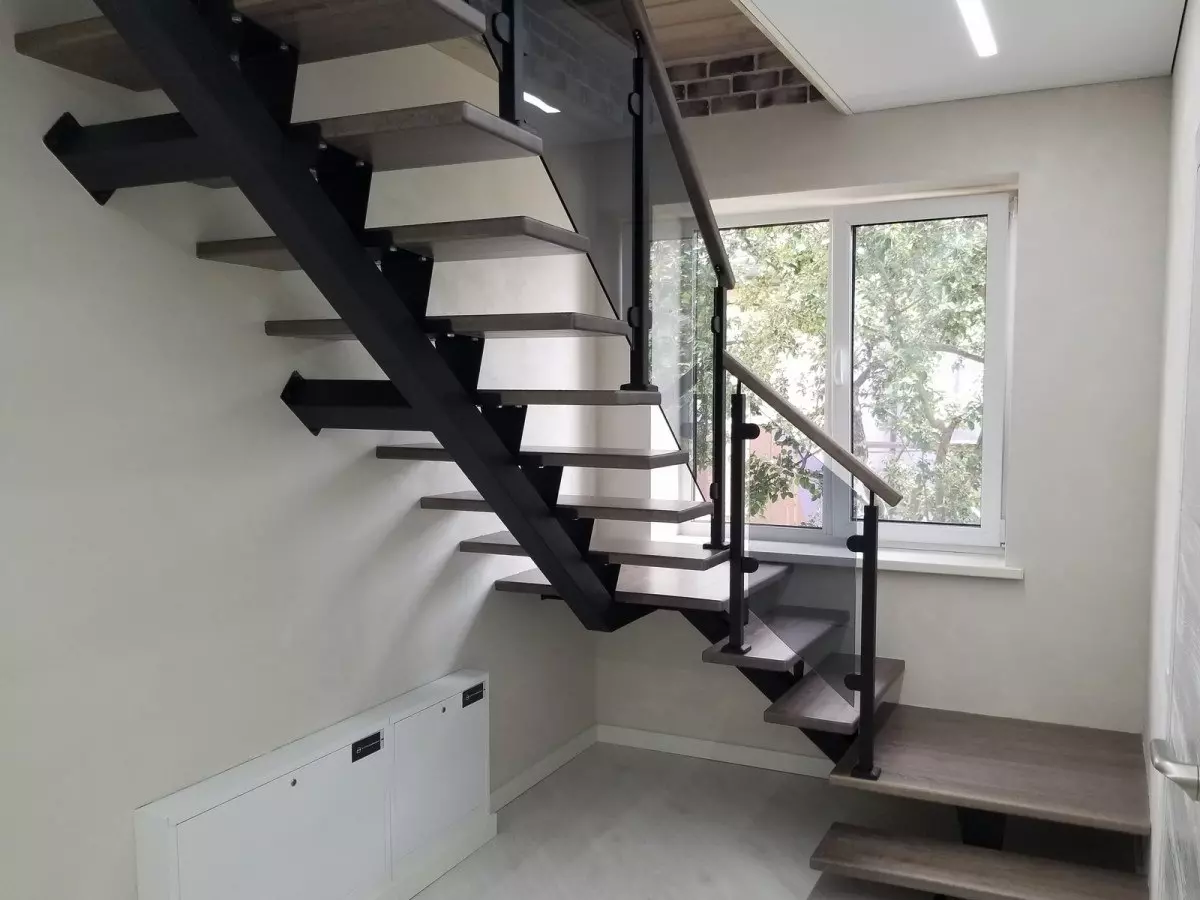 При объединении двух квартир и установке лестницы нужно учитывать допустимые нормы нагрузки и тип перекрытия в доме. Фото: mlb.by